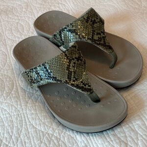 Vionic Naples Sandal Green Snake Sz US 9 EU 40 Flip Flop Thong Summer Orthotic